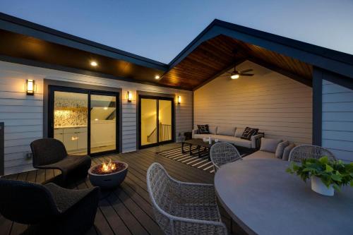 Enchant Stunning City Views Modern Luxe in Nashville, United States