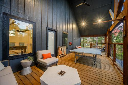 Cozy 2 King Suites Game Deck Hot Tub Firepit Save In Taxes in Broken Bow, United States