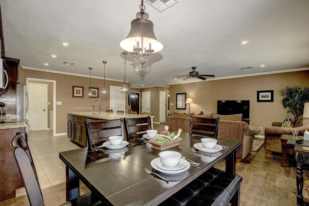SLS Verde Luxury Estate with FREE Heated Pool Spa Pool Table & Muc - photo 14