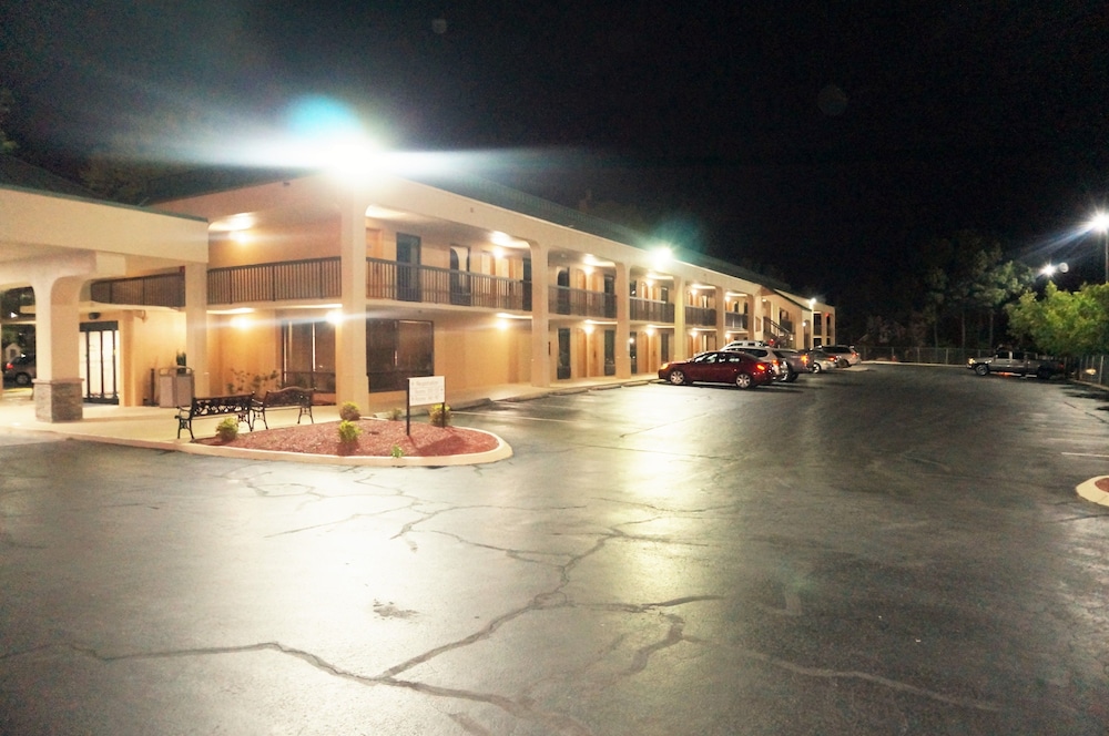 Howard Johnson by Wyndham Greensboro Near the Coliseum - photo 11