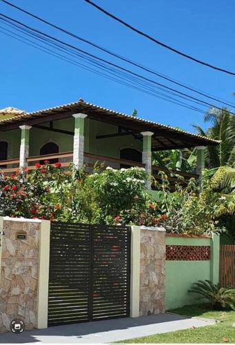 Pé na areia água de coco mar
