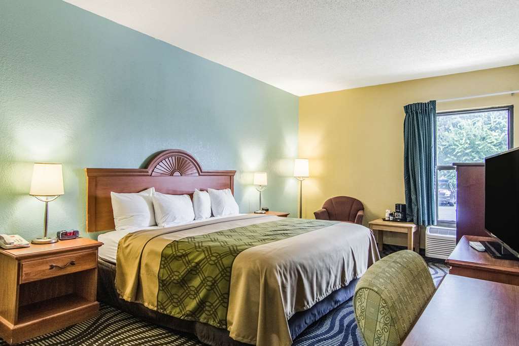 Econo Lodge Darien - photo 11