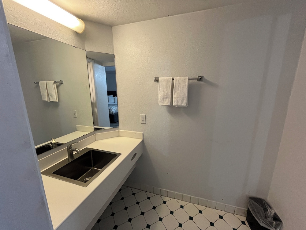 Studio 6 Phoenix AZ Midtown - photo 24