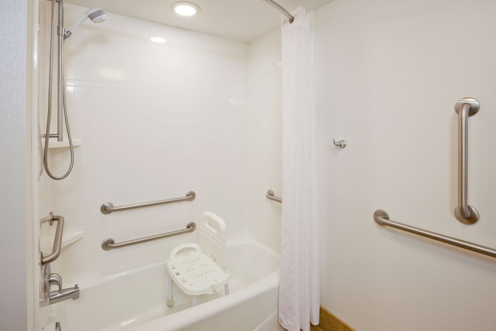Hampton Inn Duluth Canal Park - photo 38