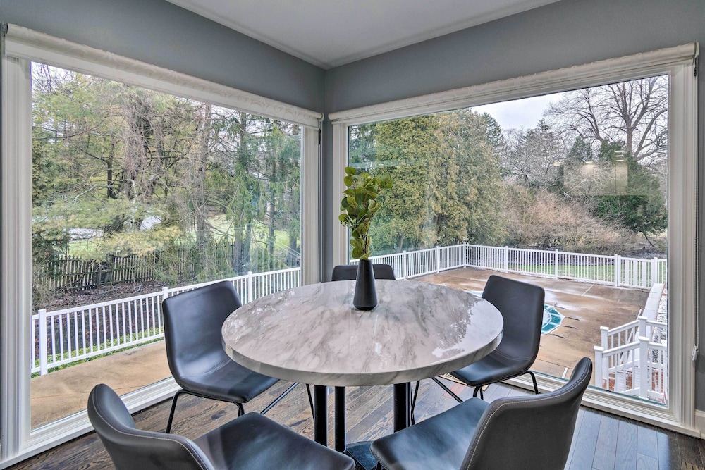 Spacious Rochester Home with Heated Pool and Hot Tub — 4-Star Luxury Hotel in Rochester, United States