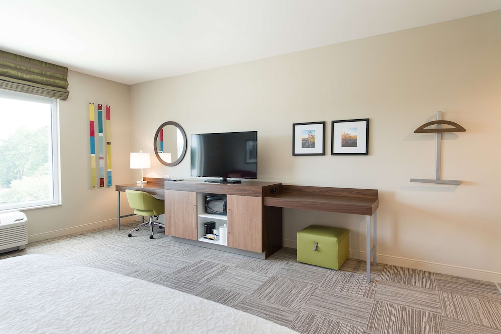 Hampton Inn & Suites Fayetteville - photo 13