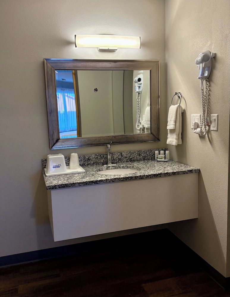 Americas Best Value Inn Wall - photo 84