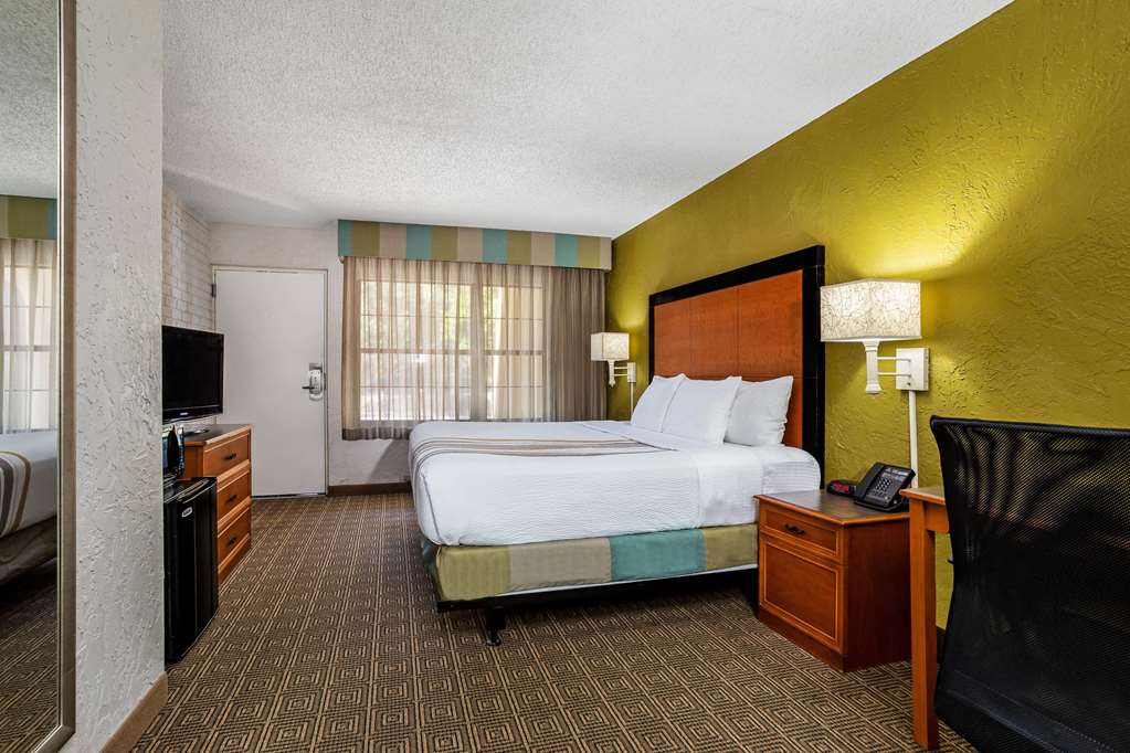 La Quinta Inn Tampa Airport Stadium Westshore - photo 17