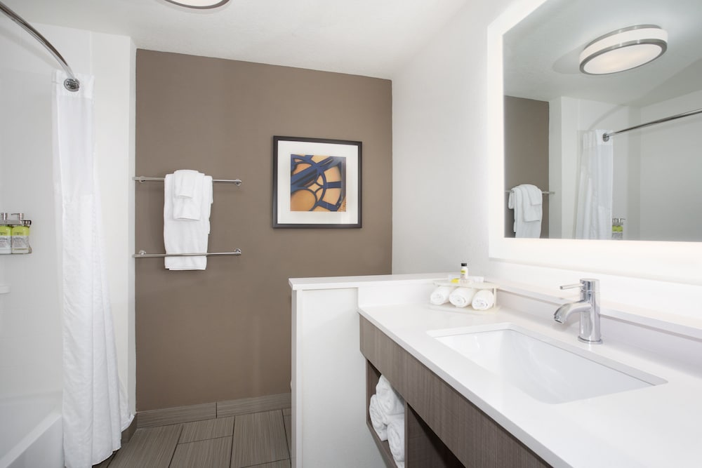 Holiday Inn Express & Suites Great Bend by IHG - photo 17