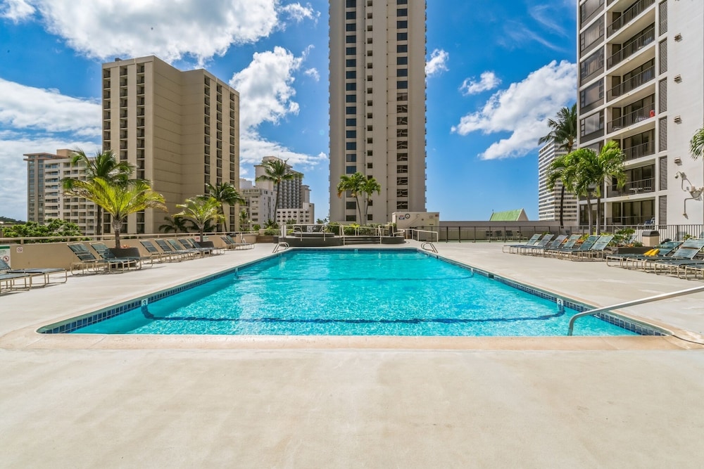 Deluxe Waikiki Condo Pool View FREE Parking & Wi Fi by Koko Resort Vacation Rentals - photo 19