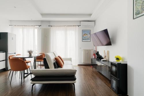 GuestHost Superior Apt with balcony and parking — 4-Star Luxury Hotel in Milan, Italy