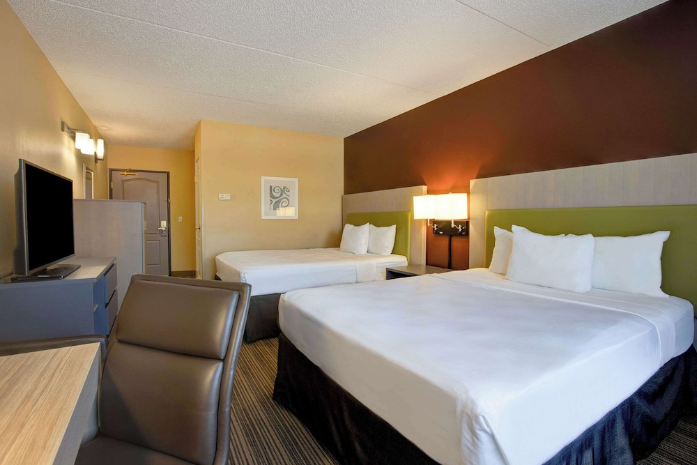 Comfort Inn & Suites St. Paul Northeast - photo 11