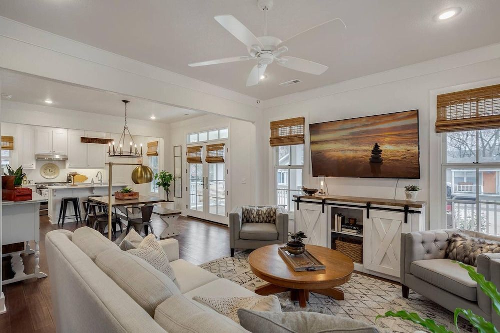 The SoFay Farmhouse 1 MI From U of A — 4-Star Luxury Hotel in Fayetteville, United States