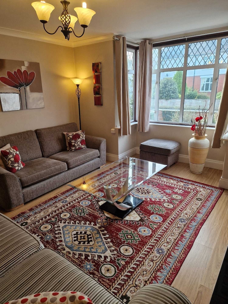 Hereford City Goldcrest House 4 Bedroom House With Parking Located Very Close To City Centre & River Wye Sleeps Up To 6 Guests Hosted by RENTMYHOUSE — 4-Star Luxury Hotel in Hereford, United Kingdom