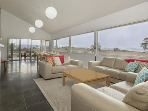 Manna Tree Farm Modern 3BR House on 100 Acres l Mountain Views l WiFi l BBQ l Wood Fire — 4-Star Luxury Hotel in Jindabyne, Australia