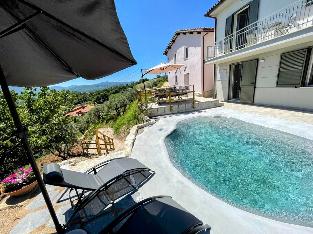 Villa Ipnotica Panoramic Views Plus Exquisite Pool Sleeps 7 Very Stylish — 4-Star Luxury Hotel in Spoleto, Italy