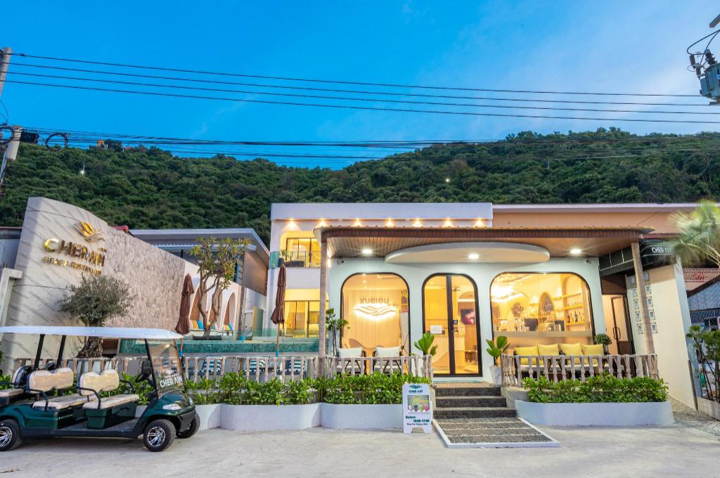 Cher Aim Beach Front in Pattaya, Thailand