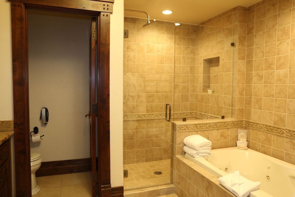 Junior King Suite 1 Bedroom Hotel Room by RedAwning - photo 7