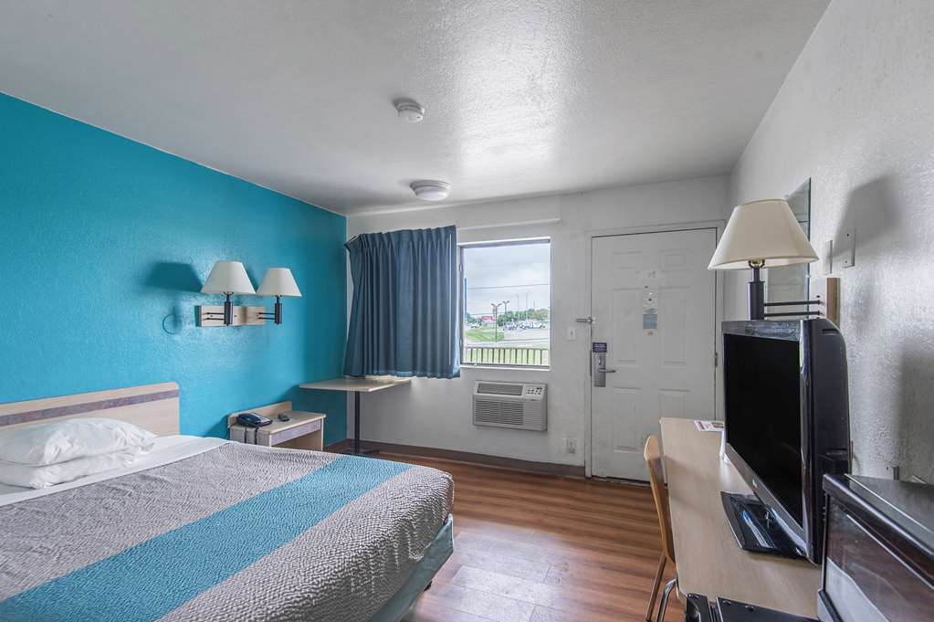 Motel 6 Kansas City MO Airport - photo 25