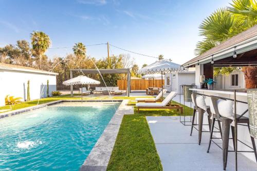 Peacock Paradise Home Pool with Gazebo Bar & Firepit — 4-Star Luxury Hotel in Phoenix, United States