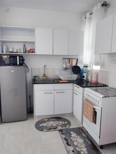 Delightful Studio Racecourse Gardens Apt with pool