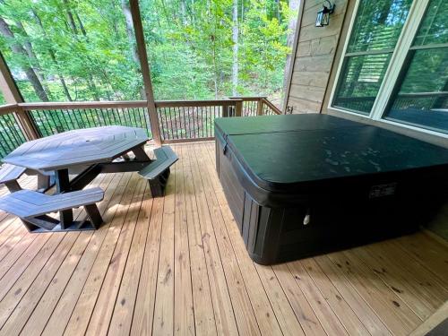 Relaxation Haven New Luxury Cabin with Game Room and Hot Tub Minutes from Pigeon Forge and Smokies — 4-Star Luxury Hotel in Sevierville, United States