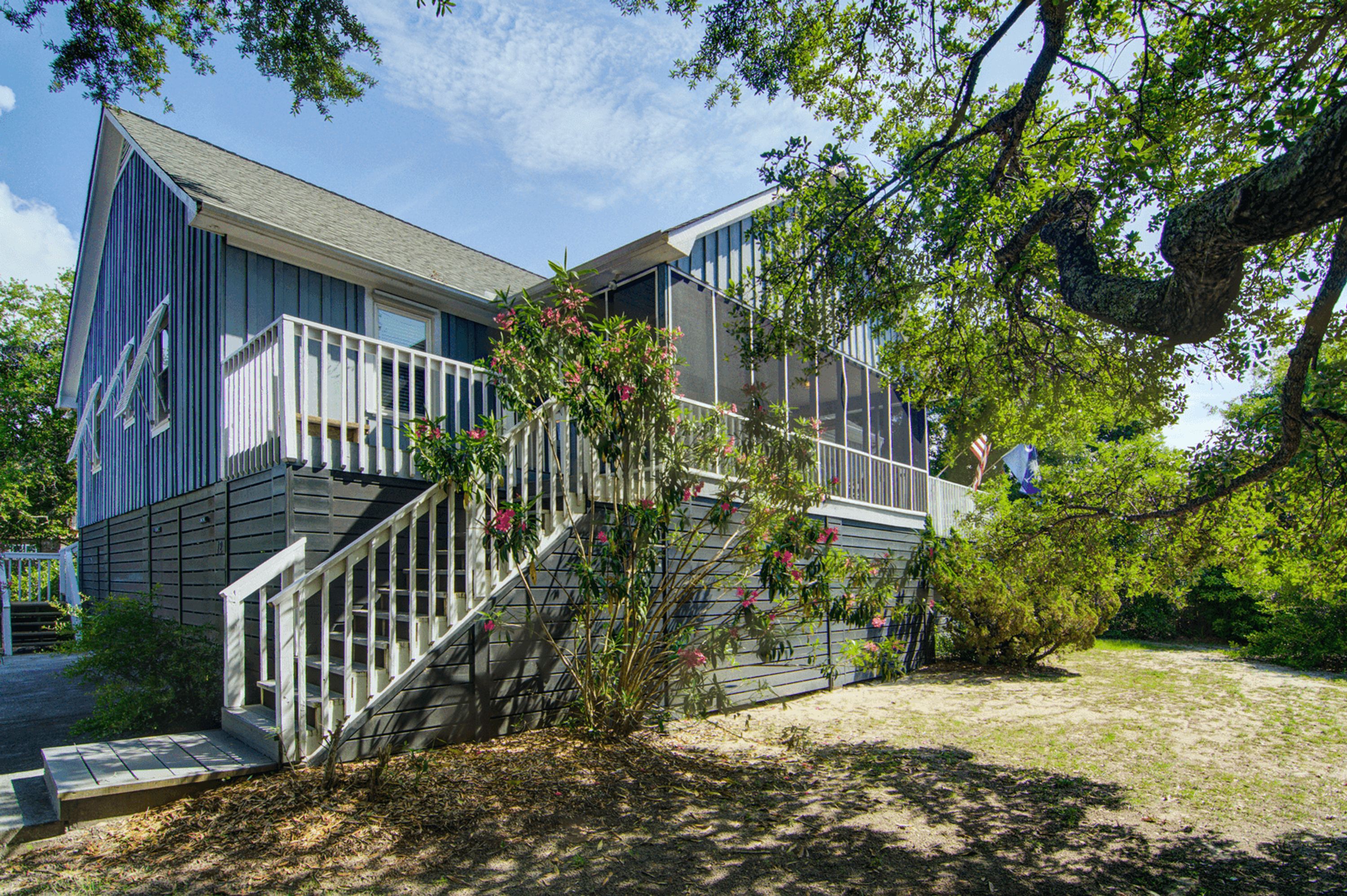12 42nd Avenue by Avantstay 2 Mins To The Beach Screened In Porch in Isle Of Palms, United States