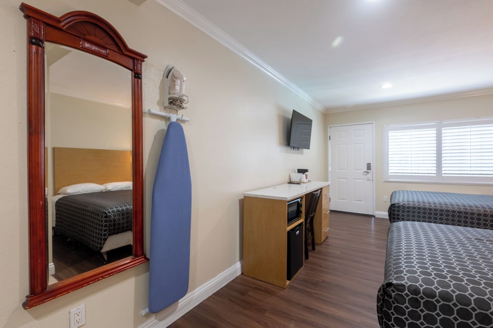 Hollywood City Inn - photo 19
