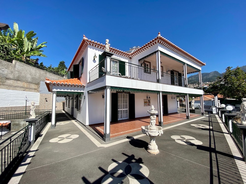 Classic Tranquil Madeiran 4 Bedroom Villa Funchal — 4-Star Luxury Hotel in Funchal, Portugal
