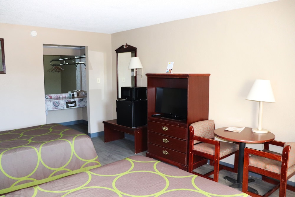 Super 8 by Wyndham Clarksville East - photo 12