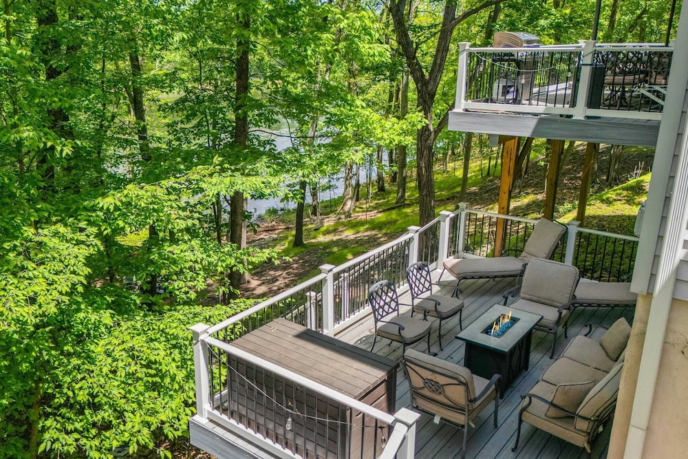 Lakeview Retreat w Kayaks Game Room Firepits Gated Community w Lake Beach Access — 4-Star Luxury Hotel in East Stroudsburg, United States