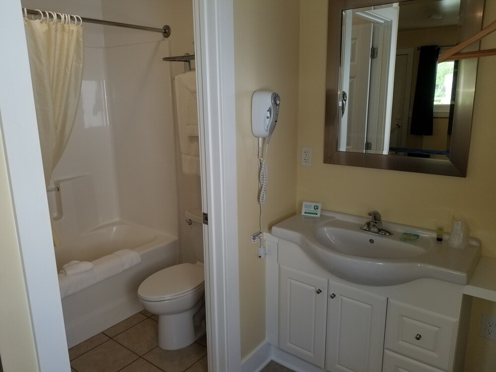 Captain's Quarters Motel - photo 36