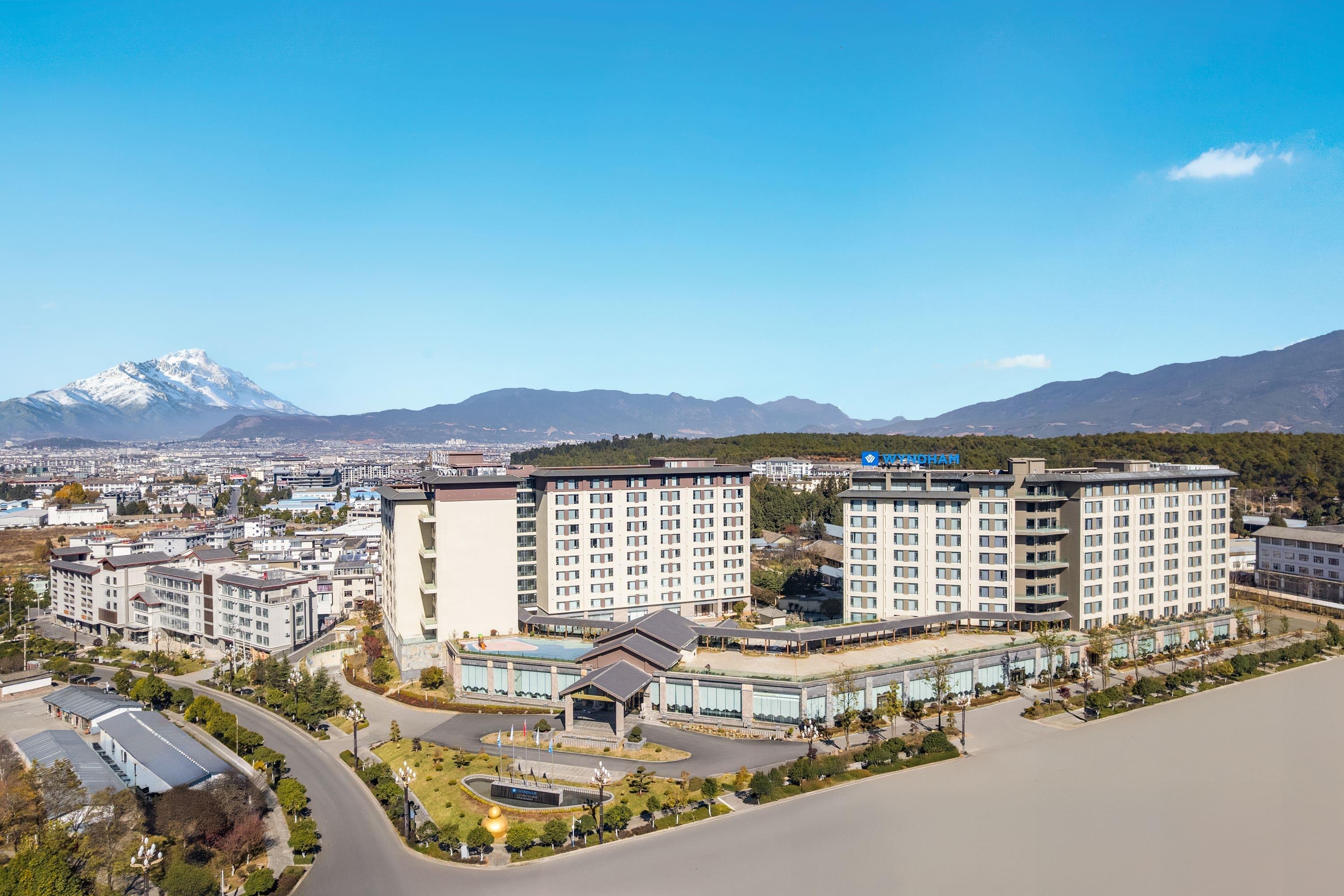 Lijiang Caizu Holiday Hotel — 4-Star Luxury Hotel in Lijiang, People's Republic of China