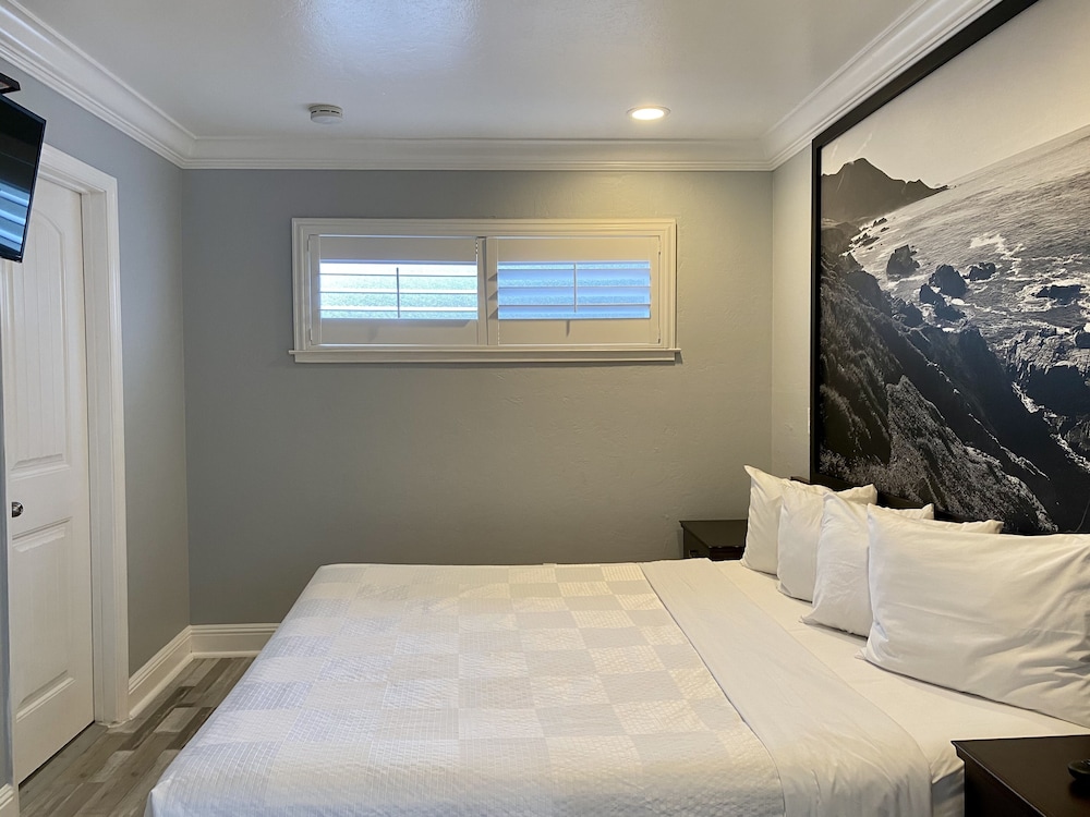 Aura Inn Monterey - photo 15