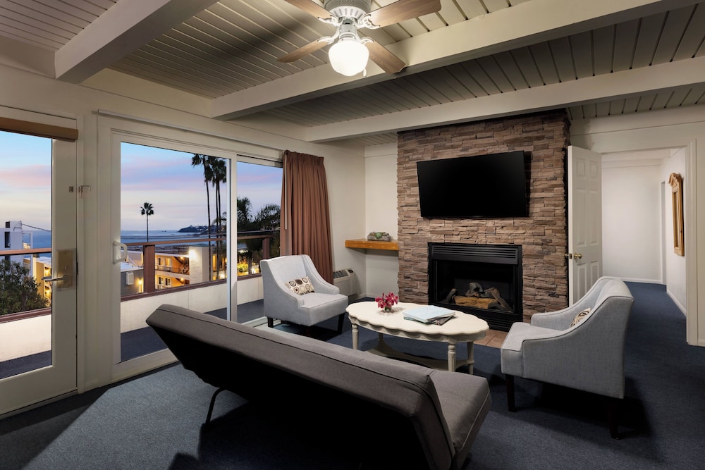 Pacific Edge Hotel - photo 41