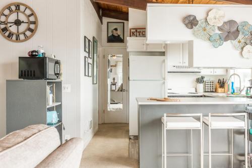 Totally Beachin Getaway by AvantStay Waterfront - photo 16