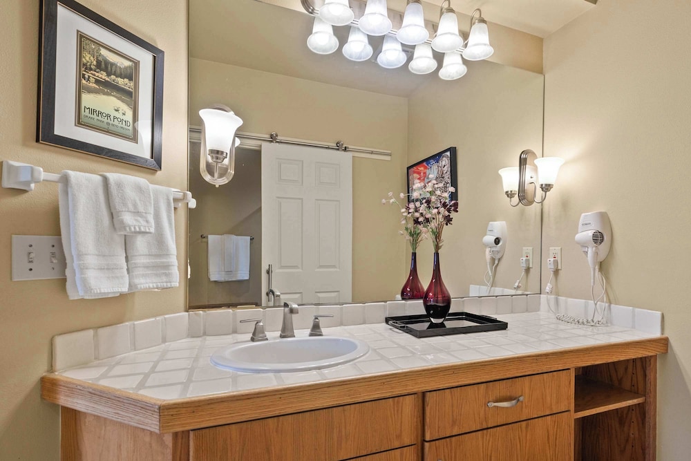 Riverview Retreat Picturesque 2 BDR in Resort - photo 16