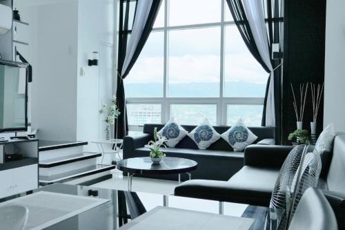 Cebu Executive On Top of the World Balcony — 4-Star Luxury Hotel in Cebu City, Philippines