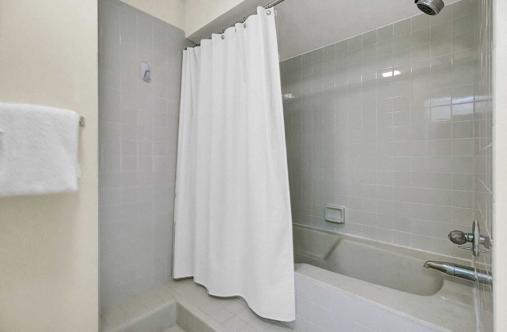 401 Yacht by Avantstay Marina View Pool Porch - photo 21