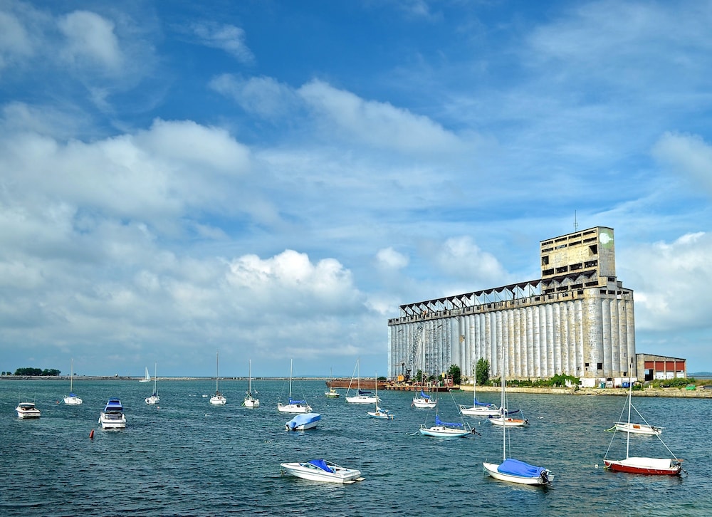 Holiday Inn Express Hotel & Suites Buffalo Airport by IHG - photo 45