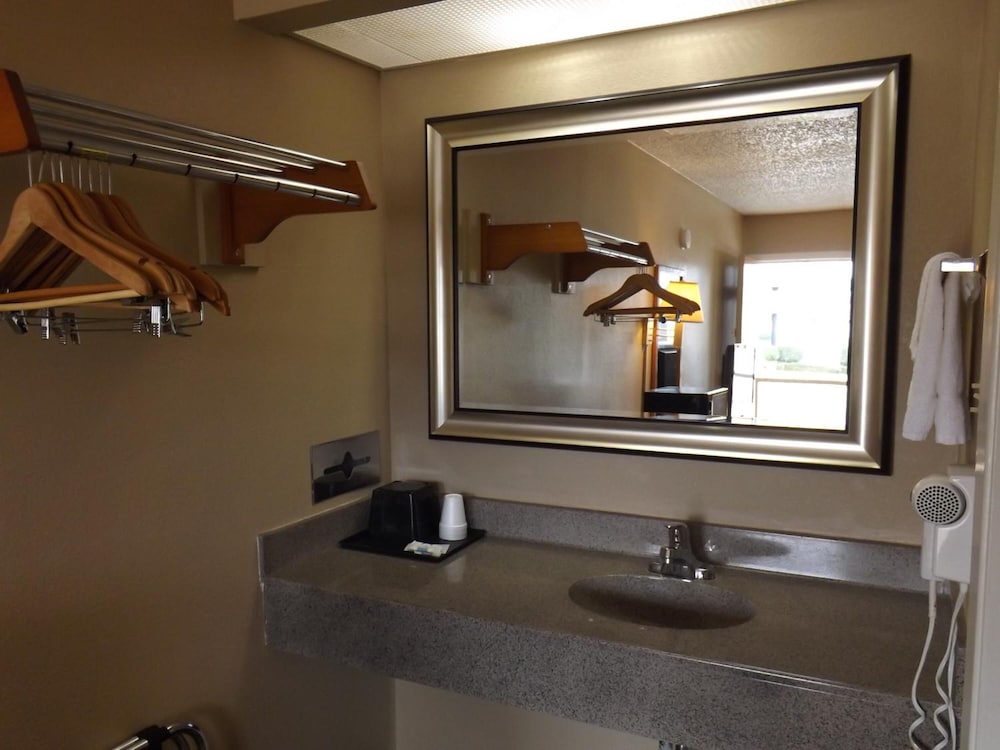 Executive Inn by OYO Kilgore North - photo 15