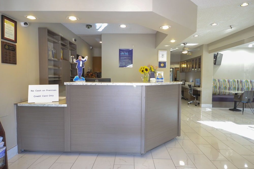 Days Inn & Suites by Wyndham Airport Albuquerque - photo 4