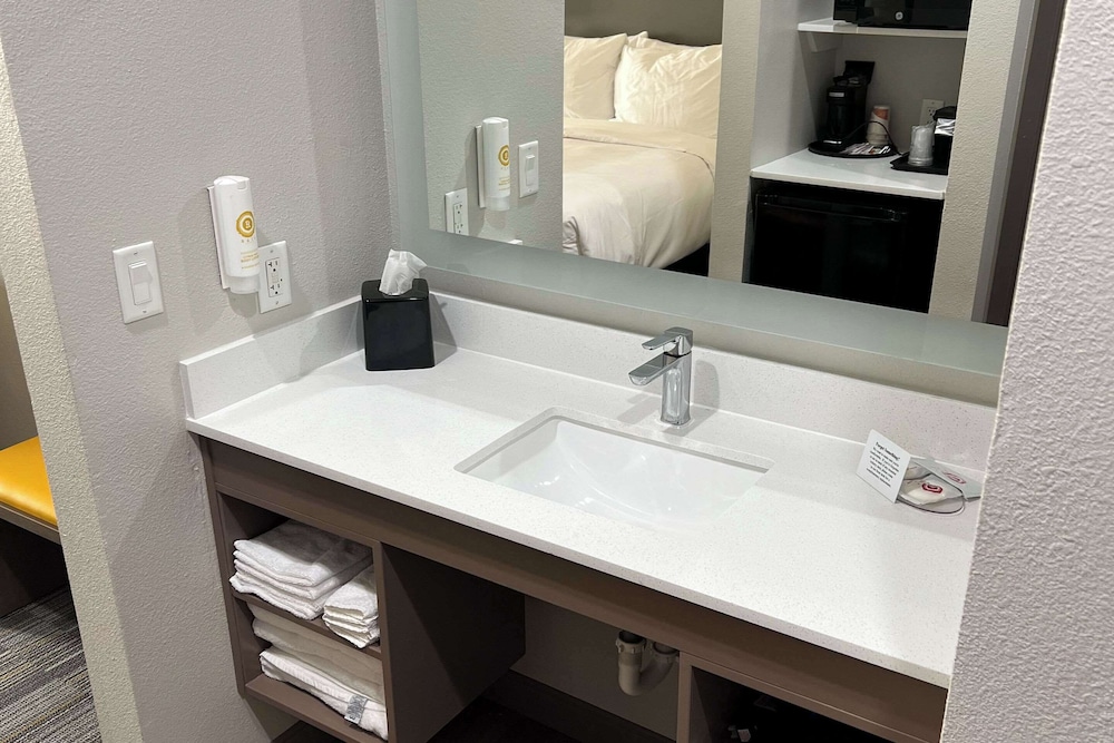 Comfort Inn & Suites - photo 7