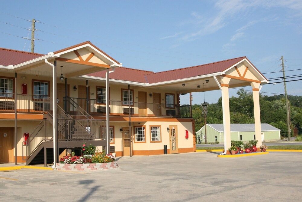 Coach Inn - carbon neutral hotel in Summerville