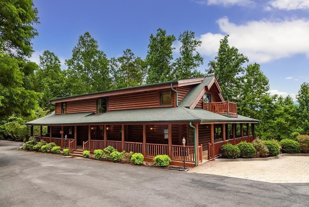 Legend Crest Lodge — 5-Star Luxury Hotel in Sevierville, United States