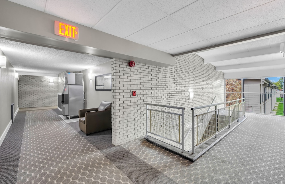 Eastlake Suites Hotel & Conference Center By OYO Urbana - photo 4