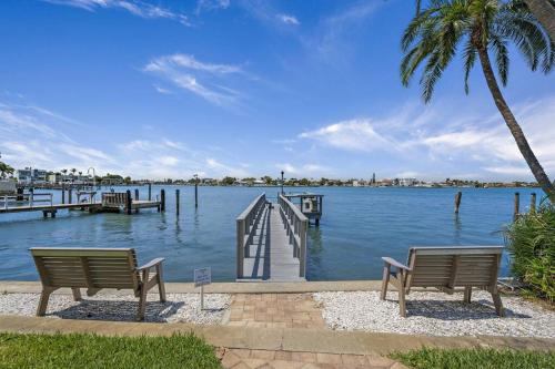 Malyn 107 Waterfront Condo short walk to beach — 4-Star Luxury Hotel in Saint Pete Beach, United States