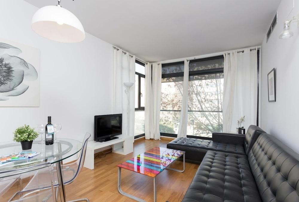 1214 Two Bedrooms Ciutadella Apartment — 4-Star Luxury Hotel in Barcelona, Spain