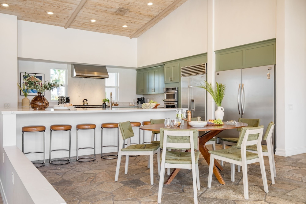 Buena Vista by Avantstay Massive Outdoor Oasis w Pool Spa & Firepit - photo 16