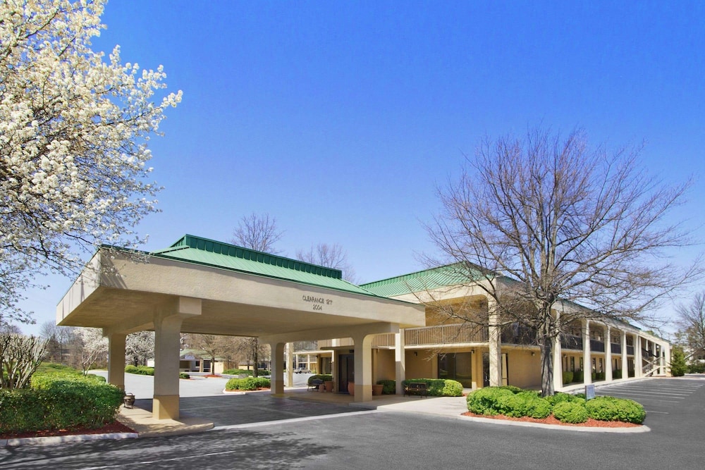 Howard Johnson by Wyndham Greensboro Near the Coliseum - photo 2